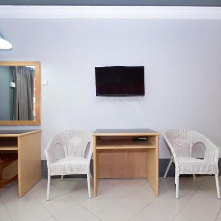 Oyo 90050 V Hotel Teluk Intan Esterno foto