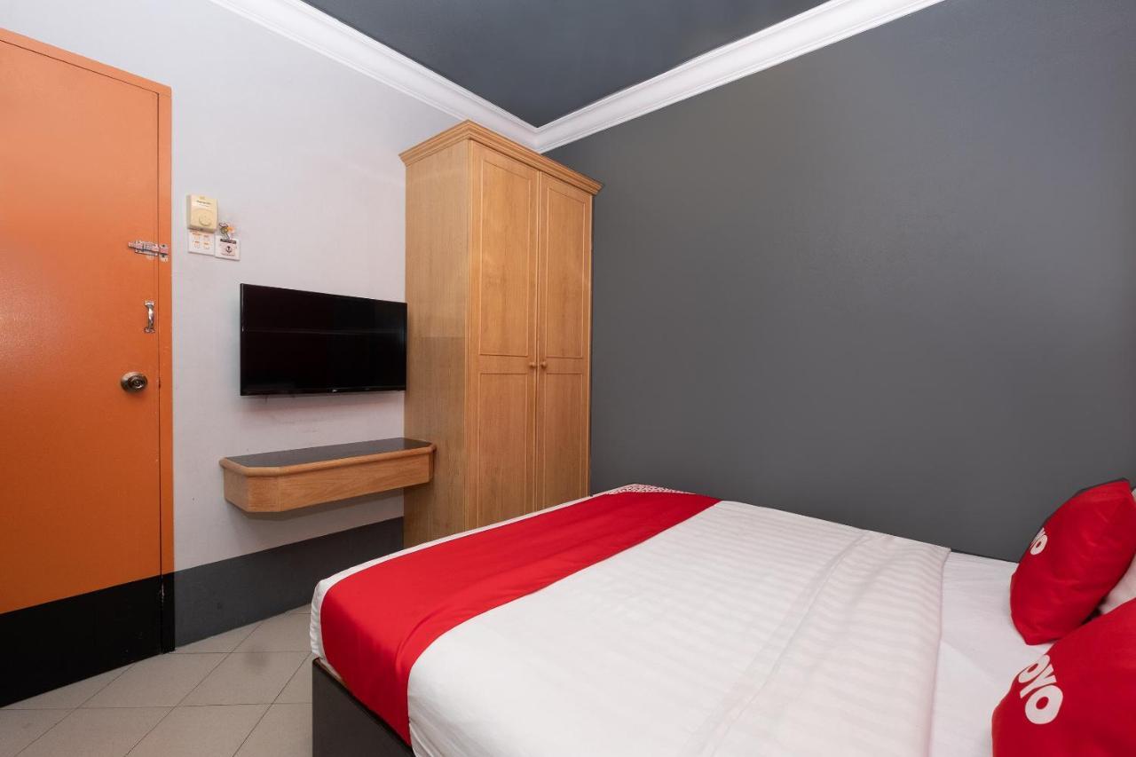 Oyo 90050 V Hotel Teluk Intan Esterno foto