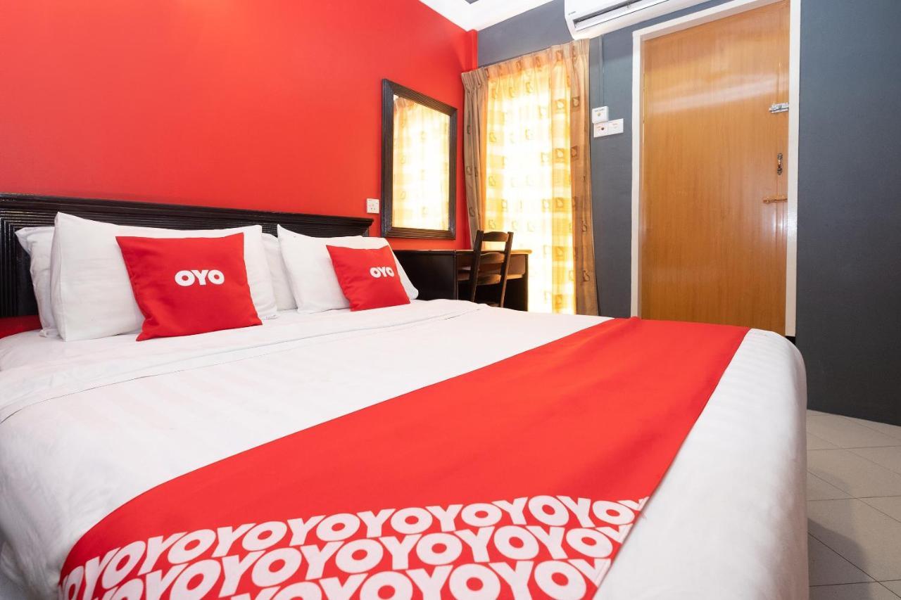Oyo 90050 V Hotel Teluk Intan Esterno foto