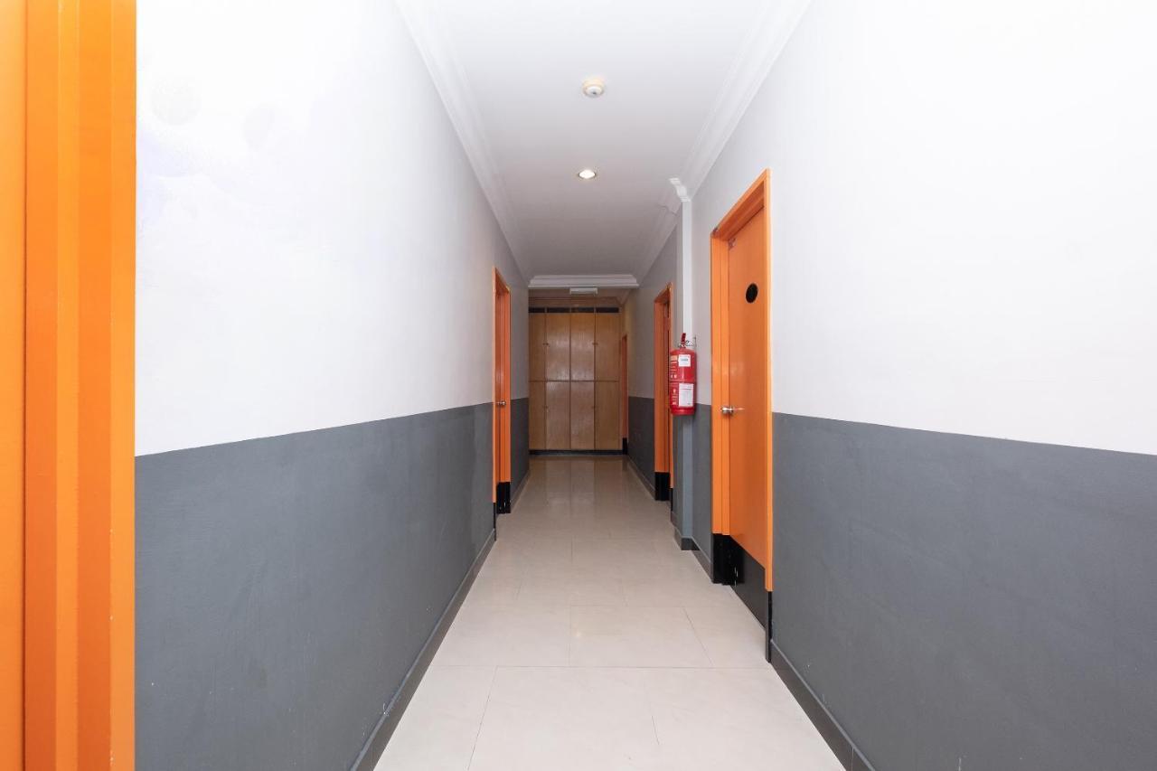 Oyo 90050 V Hotel Teluk Intan Esterno foto