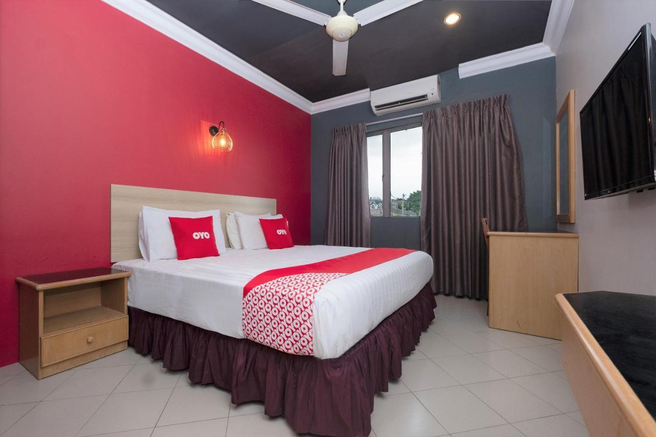 Oyo 90050 V Hotel Teluk Intan Esterno foto