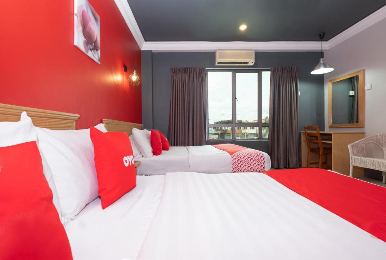 Oyo 90050 V Hotel Teluk Intan Esterno foto