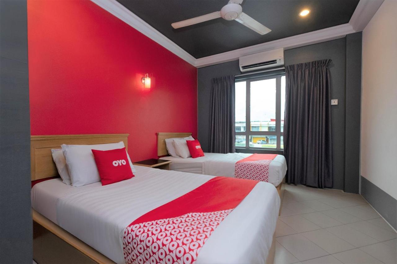 Oyo 90050 V Hotel Teluk Intan Esterno foto