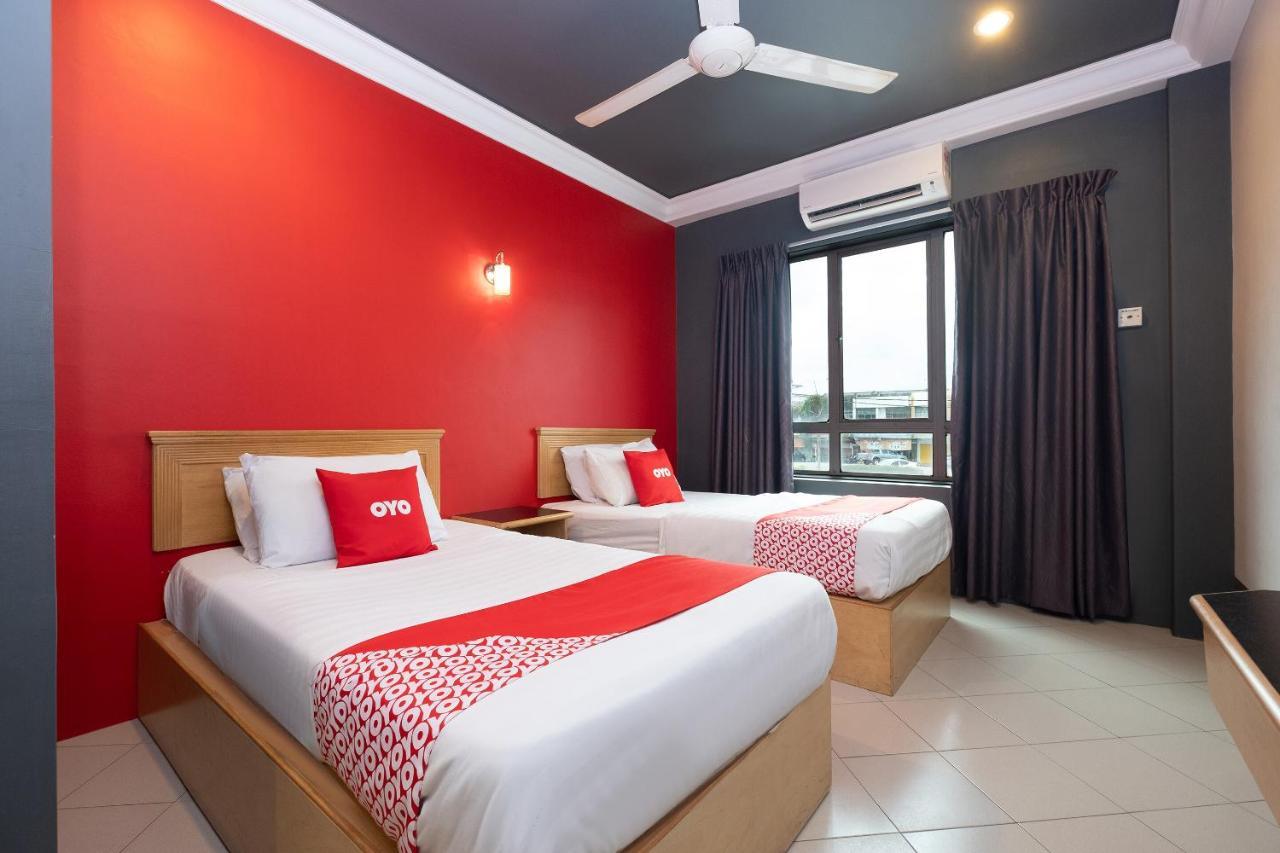 Oyo 90050 V Hotel Teluk Intan Esterno foto