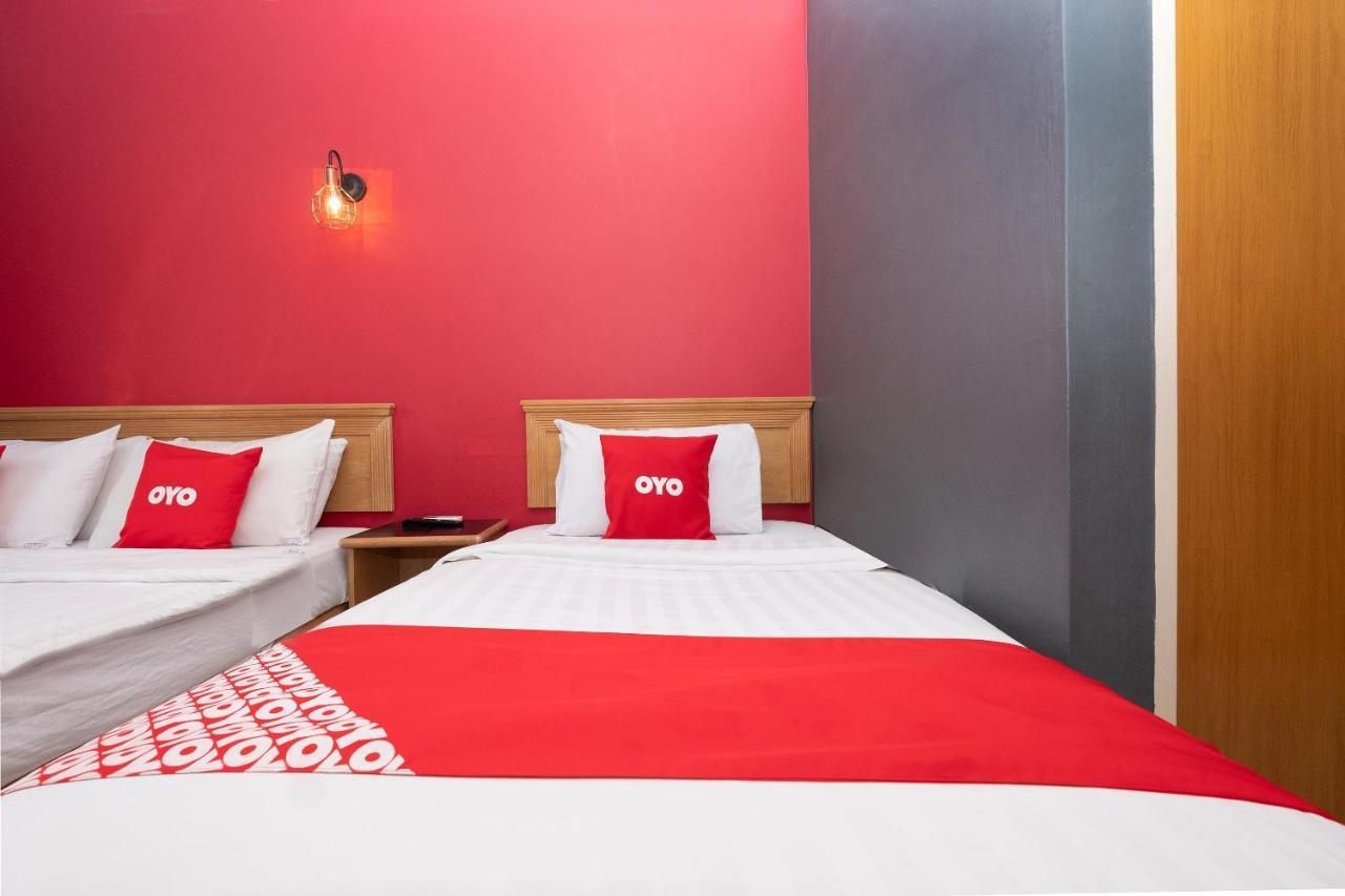 Oyo 90050 V Hotel Teluk Intan Esterno foto