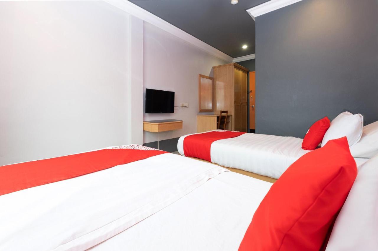Oyo 90050 V Hotel Teluk Intan Esterno foto