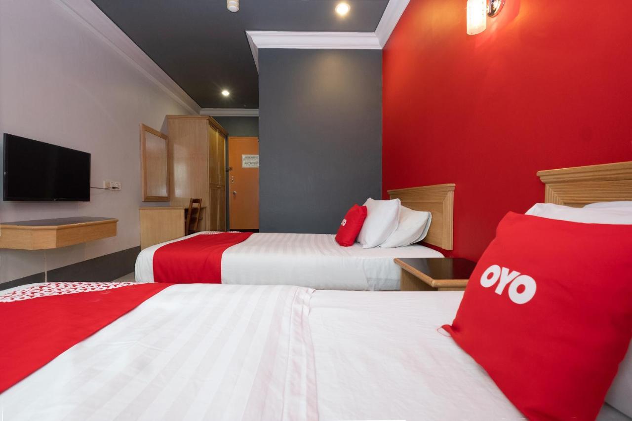 Oyo 90050 V Hotel Teluk Intan Esterno foto