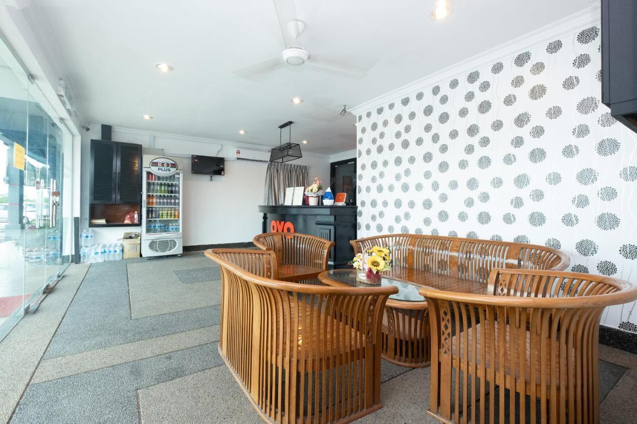 Oyo 90050 V Hotel Teluk Intan Esterno foto