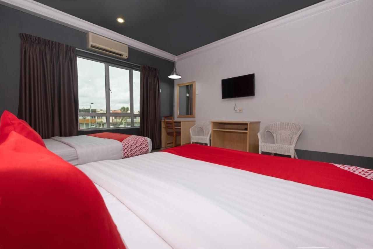 Oyo 90050 V Hotel Teluk Intan Esterno foto