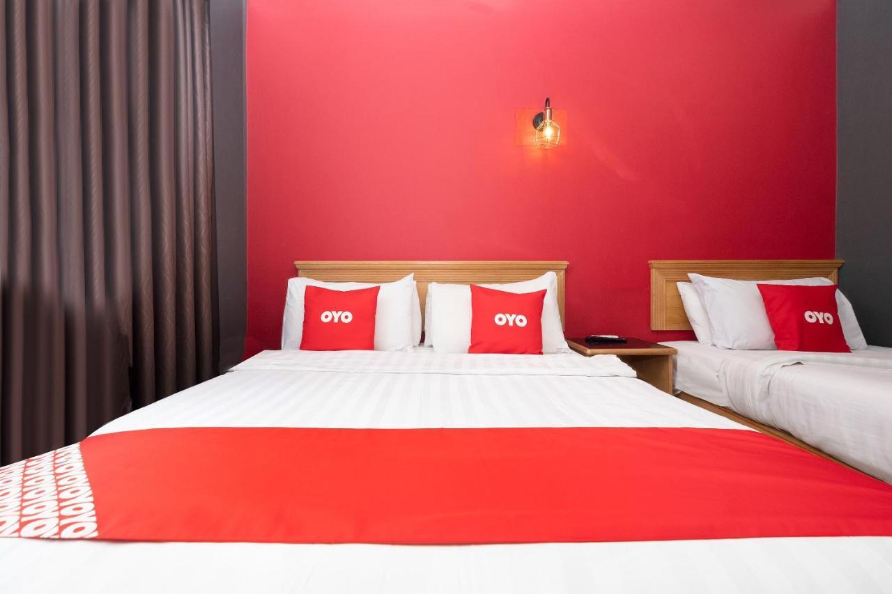 Oyo 90050 V Hotel Teluk Intan Esterno foto