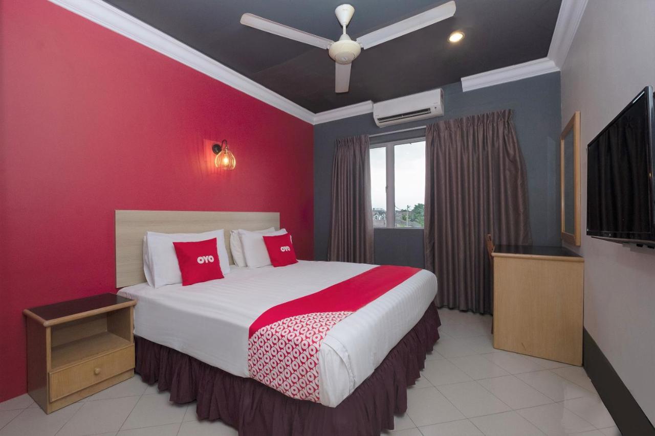 Oyo 90050 V Hotel Teluk Intan Esterno foto
