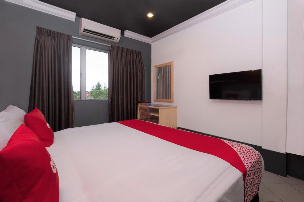 Oyo 90050 V Hotel Teluk Intan Esterno foto