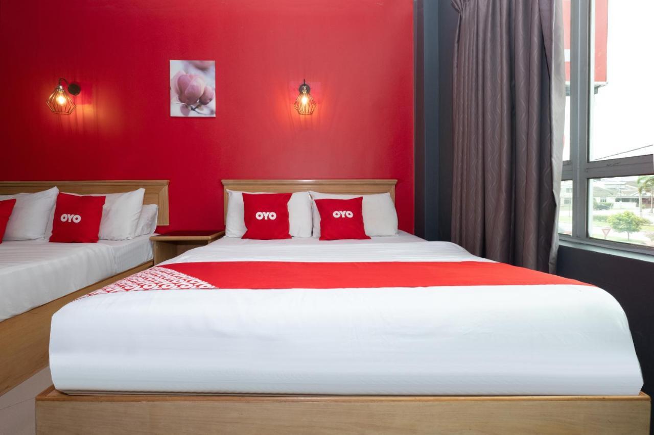 Oyo 90050 V Hotel Teluk Intan Esterno foto