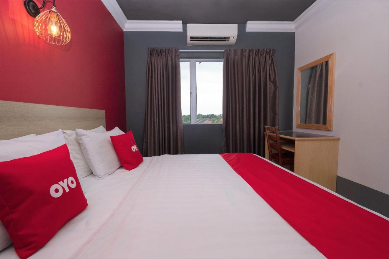 Oyo 90050 V Hotel Teluk Intan Esterno foto