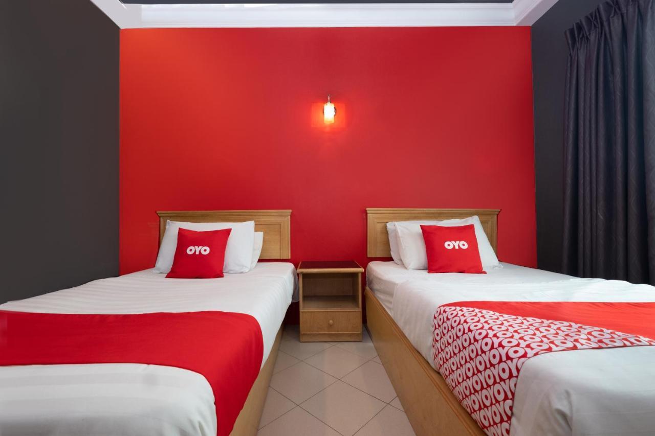 Oyo 90050 V Hotel Teluk Intan Esterno foto